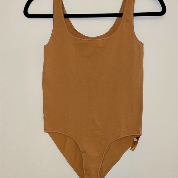 SKIMS ESSENTIAL SCOOP NECK BODYSUIT - Picture 5 of 5
